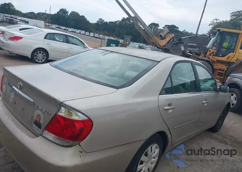 2005 Toyota Camry Le z USA, uszkodzony, nr VIN 4T1BE32K25U995760